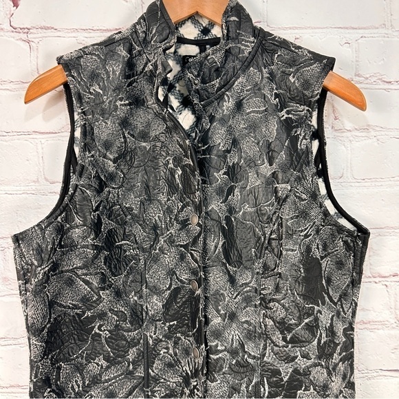 Coldwater Creek women’s quilted vest size medium 10-12 black grey lightweight - Picture 2 of 9